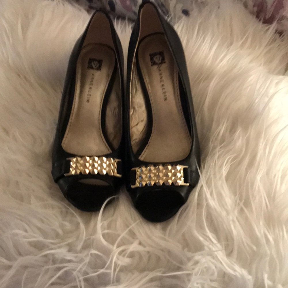 Beautiful Anne Klein wedge pumps